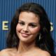 Selena Gomez zablistala na dodeli Emmy nagrada, komentari o njenom izgledu ne prestaju – izgled lica Selene Gomez