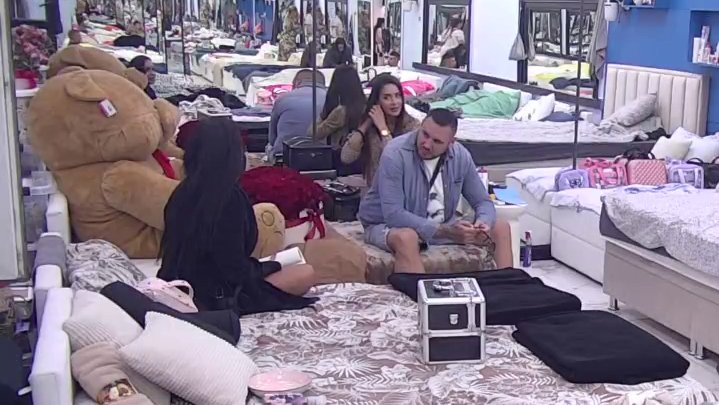 CAR BIRA BLIZINU ANĐELE, RUŽE MU ZADAJU MUKU: Filip Car otvoreno priznao šta mu smeta u Beloj kući, Anđela Đuričić pokušala da ga oraspoloži (VIDEO) – Filip Car u Beloj kući