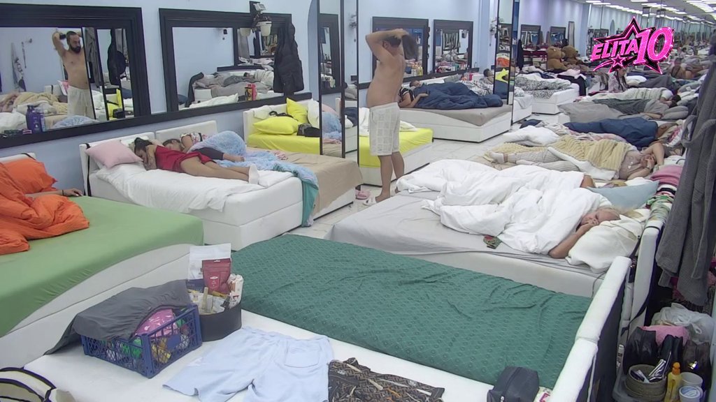 NEOBIČNO BUĐENJE U BELOJ KUĆI: Veliki šef iznenadio takmičare Elita 10 izborom muzike, reakcije nikad podeljenije (VIDEO) – buđenje u Eliti 10