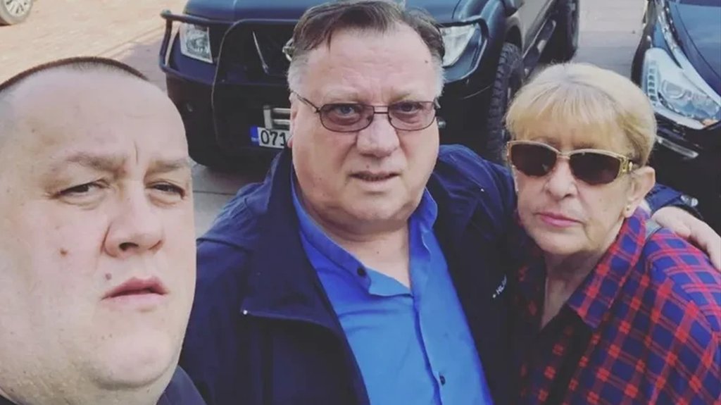 PORODIČNE USPOMENE KOJE LOME SRCE: Sin Halida Bešlića podelio retke fotografije roditelja, javnost obuzeta emocijama (FOTO) – Dino Bešlić fotografije roditelja