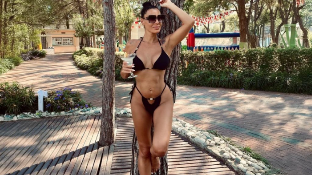 PREOKRET U IZGLEDU MIE BORISAVLJEVIĆ: Pevačica pokazala telo u bikiniju, komentari ne prestaju da pljušte (FOTO) – telo i samopouzdanje Mie Borisavljević