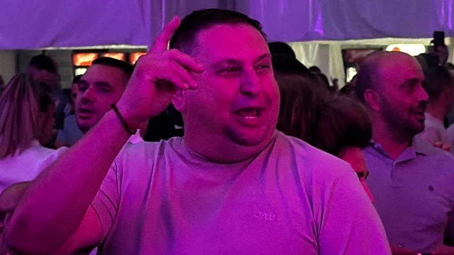 VESELJE ISPOD ŠATORA NA VAŠARU: Taki Marinković sam stigao u Šabac, svi čekaju nastup poznate pevačice (FOTO) – Taki Marinković Šabački vašar