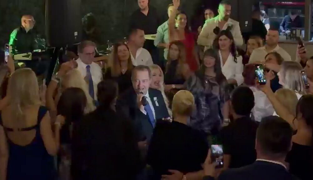 DAČIĆ PODIGAO ATMOSFERU NA SVADBI: Ivica Dačić zapevao hit na slavlju Dee Đurđević, svi svatovi na nogama (VIDEO) – Dačić na svadbi