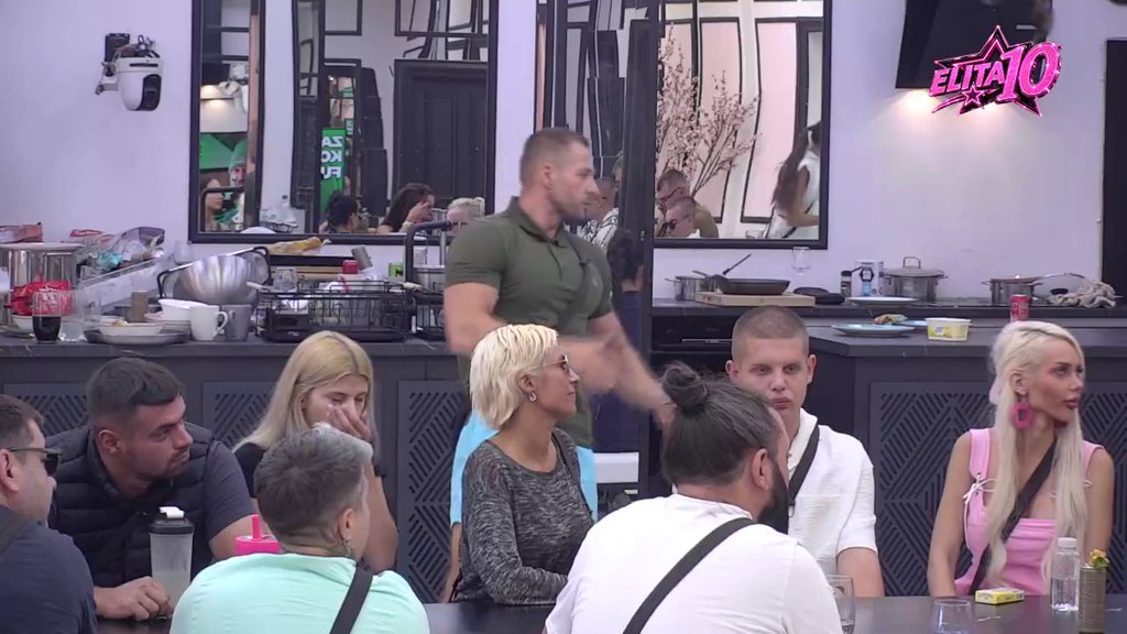 MAHIR UDARIO NA SANJU ZA CRNIM STOLOM: Učesnica mu nije ostala dužna, odgovor podigao tenziju među zadrugarima (VIDEO) – obrati pažnju na svoj zadah
