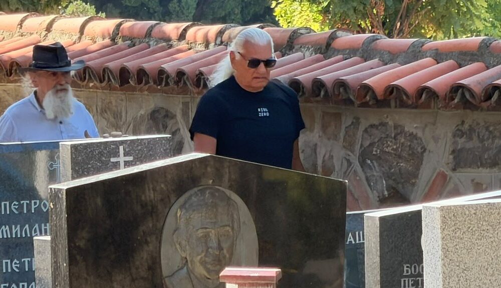 PET GODINA PROŠLO, ALI TUGA NE JENJAVA: Poznate ličnosti okupljene na grobu Marine Tucaković, Futa prvi stigao – emotivni trenuci na Novom groblju (FOTO) (VIDEO) – godišnjica smrti Marine Tucaković