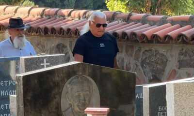 PET GODINA PROŠLO, ALI TUGA NE JENJAVA: Poznate ličnosti okupljene na grobu Marine Tucaković, Futa prvi stigao – emotivni trenuci na Novom groblju (FOTO) (VIDEO) – godišnjica smrti Marine Tucaković
