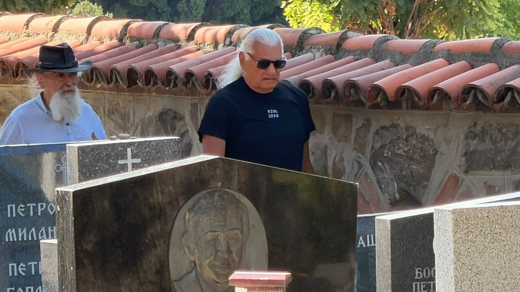 PET GODINA PROŠLO, ALI TUGA NE JENJAVA: Poznate ličnosti okupljene na grobu Marine Tucaković, Futa prvi stigao – emotivni trenuci na Novom groblju (FOTO) (VIDEO) – godišnjica smrti Marine Tucaković