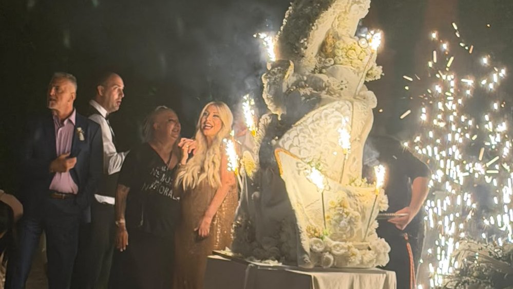 SPEKTAKL NA SVADBI ODUŠEVIO GOSTE: Džinovska torta i fontana šampanjca Dee Đurđević privukli sve poglede, atmosfera do usijanja (FOTO/VIDEO) – fontana šampanjca na džinovskoj torti