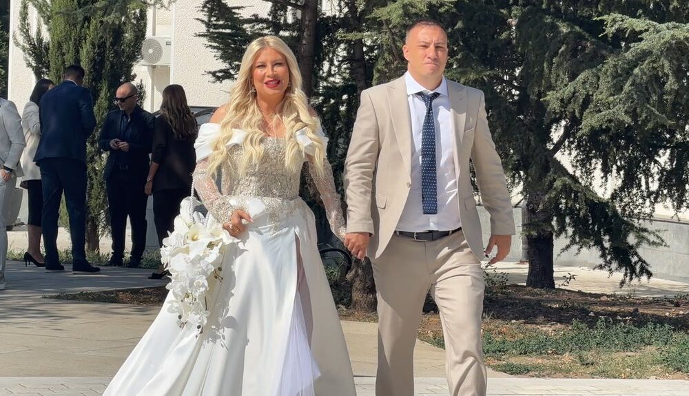 SVE OČI UPRTE U DEU ĐURĐEVIĆ: Voditeljka blistala u venčanici na crkvenom venčanju sa Lazarom, ćerkica Iris bila posebna gošća (FOTO) – venčanje Dea Đurđević