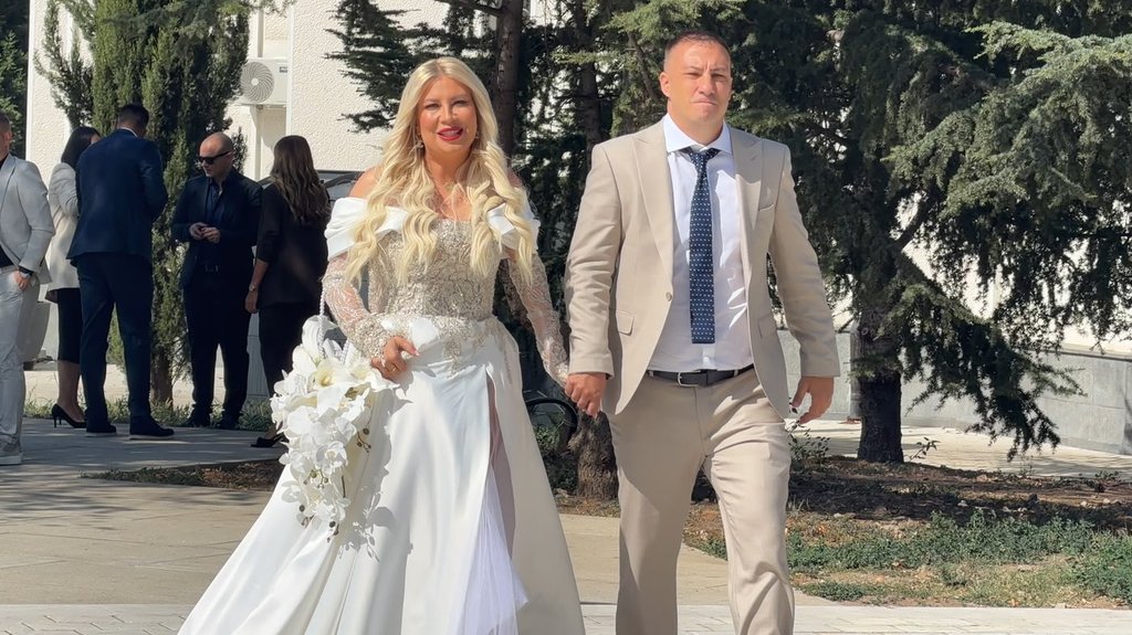 SVE OČI UPRTE U DEU ĐURĐEVIĆ: Voditeljka blistala u venčanici na crkvenom venčanju sa Lazarom, ćerkica Iris bila posebna gošća (FOTO) – venčanje Dea Đurđević