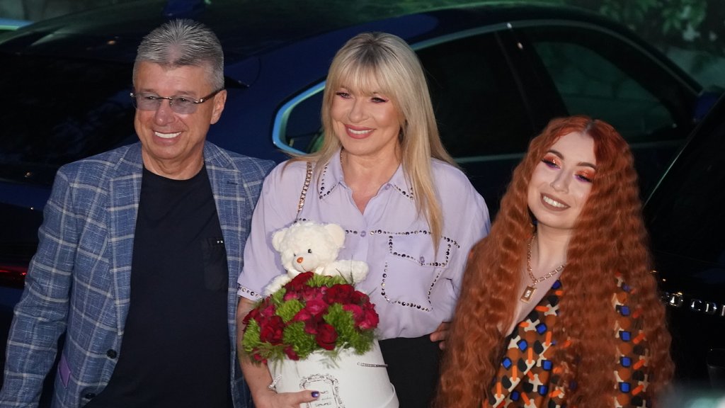 PRAVA PORODIČNA RADOST U DOMU SUZANE JOVANOVIĆ: Pevačica otkrila kada će ćerka stati na ludi kamen, a evo šta planira dalje (FOTO) – udaja ćerke Suzane Jovanović