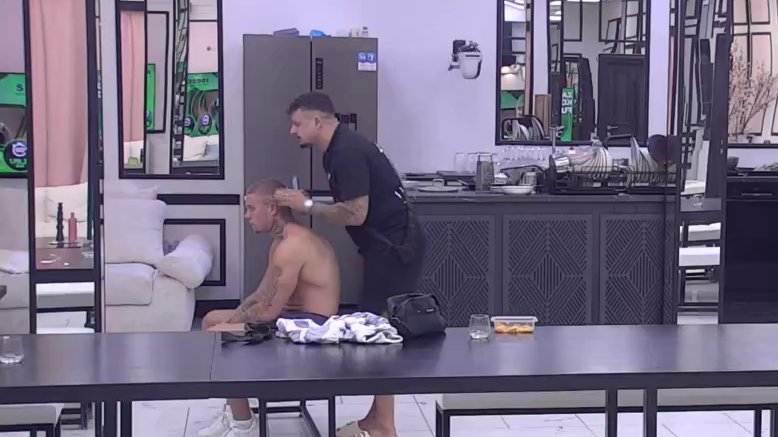 PREOKRET U IZGLEDU BELE KUĆE: Leon Carner prepustio frizuru Terzi, atmosfera opuštena u Eliti (VIDEO) – osveženje u Beloj kući