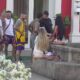 SVE OČI UPRTE U ĐOLETA KRALJA: Zadrugari se utrkuju da im pročita sudbinu, a neki su ostali bez reči posle otkrića (VIDEO) – Đole Kralj gleda u dlanove