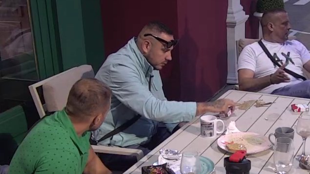 CAR IZGUBIO KONTROLU U IGRA ISTINE: Aleksandra Jakšić zaklela se u decu, a Filip Car besneo pred svima (VIDEO) – psuje i vređa na sav glas