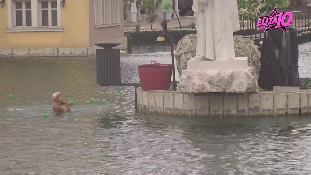 KUPANJE USRED IZAZOVA PROMENILO TOK IGRE: Jasenka Cindrić provela više vremena u vodi nego na čamcu, ishod još neizvestan (VIDEO) – Jasenka Cindrić u jezeru