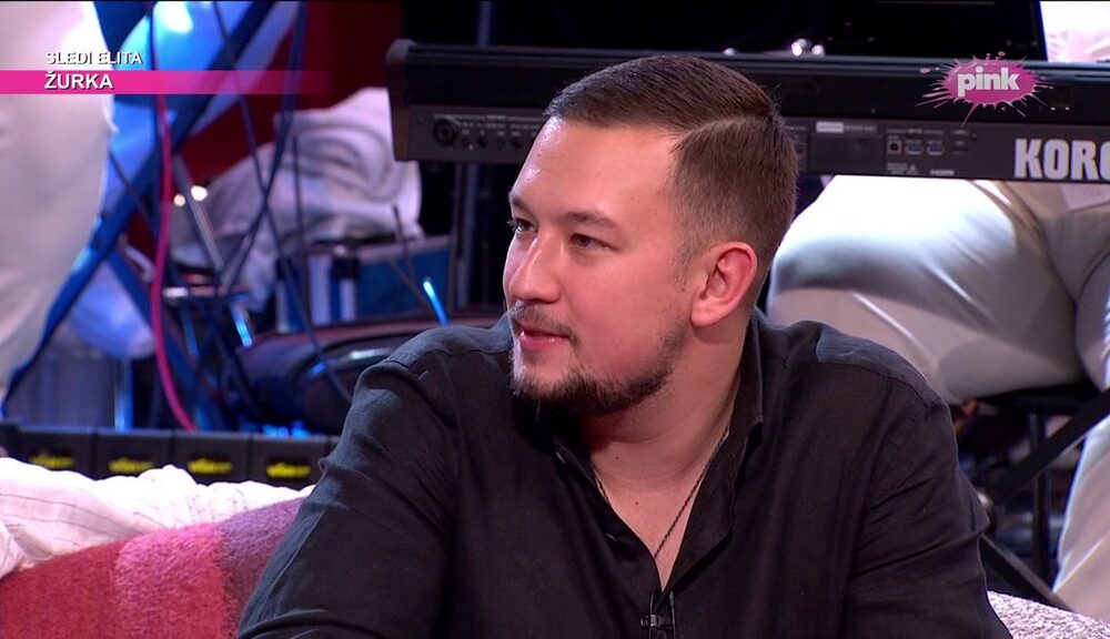 NEPRIJATAN OBRT NA NASTUPU UROŠA ŽIVKOVIĆA: Pevača gađali iz publike, morao je da prekine pesmu i iznenadi sve prisutne (FOTO) – incident na nastupu Uroša Živkovića