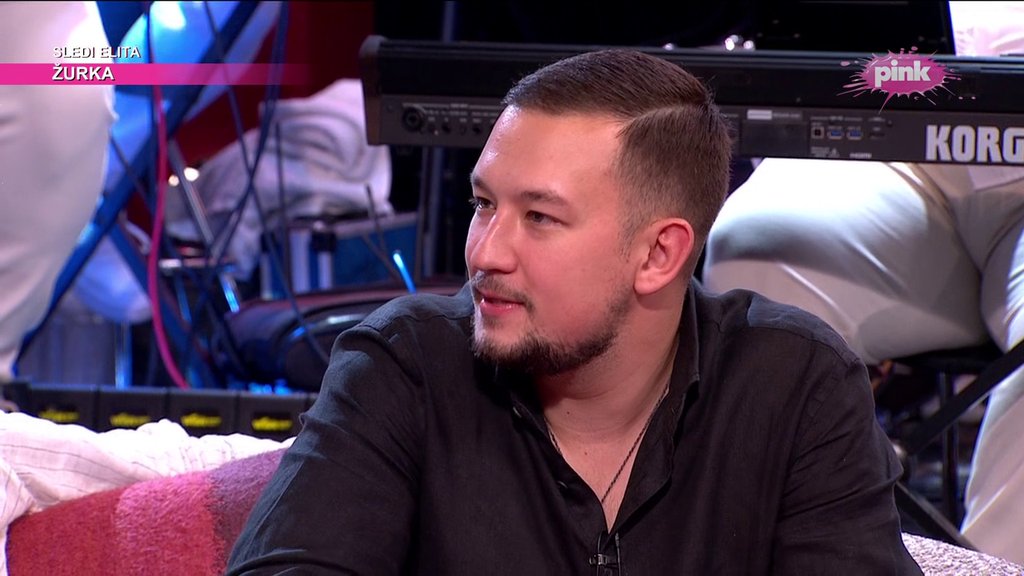 NEPRIJATAN OBRT NA NASTUPU UROŠA ŽIVKOVIĆA: Pevača gađali iz publike, morao je da prekine pesmu i iznenadi sve prisutne (FOTO) – incident na nastupu Uroša Živkovića
