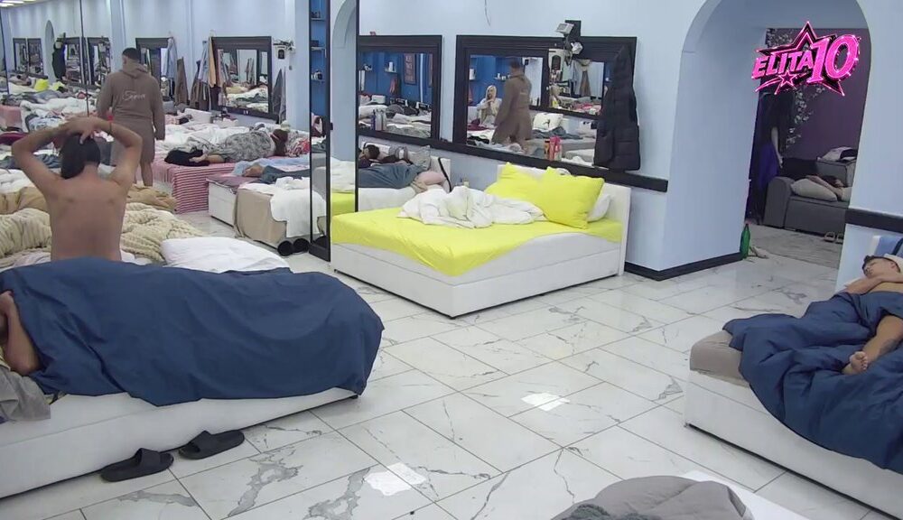 PREOKRET U JUTARNJOJ RUTINI ELITE: Učesnici napustili krevete uz hitove, Nemanja Tošić zaplesao prvi (VIDEO) – buđenje u Eliti