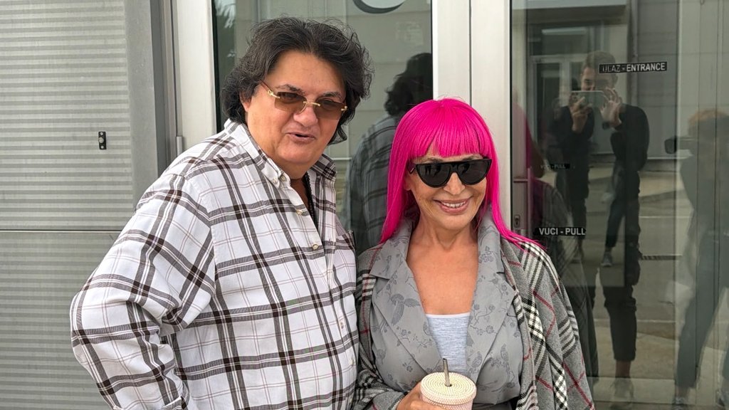 ZORICA BRUNCLIK UVEK U CENTRU PAŽNJE: Stigla sa Kemišem na snimanje Pinkovih zvezda, osmeh ne silazi sa lica (FOTO) (VIDEO) – dolazak Zorice Brunclik na snimanje Pinkovih zvezda