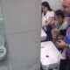 CAR UHVAĆEN U NEOČEKIVANOJ SCENI SA RADOM: Zadrugarka zaspala za lavaboom, smeh odjeknuo Belom kućom (VIDEO) – Filip Car u Eliti