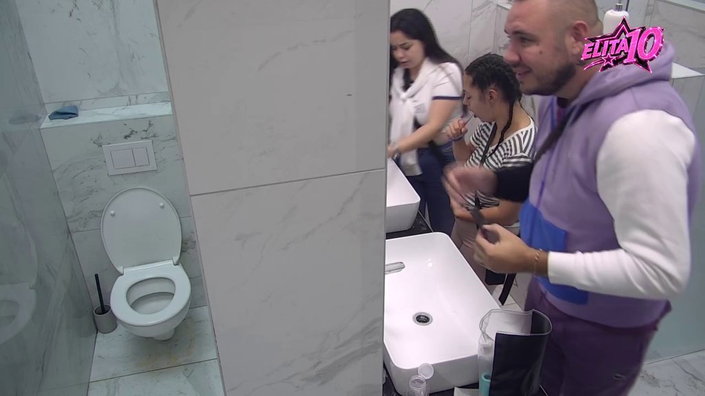 CAR UHVAĆEN U NEOČEKIVANOJ SCENI SA RADOM: Zadrugarka zaspala za lavaboom, smeh odjeknuo Belom kućom (VIDEO) – Filip Car u Eliti