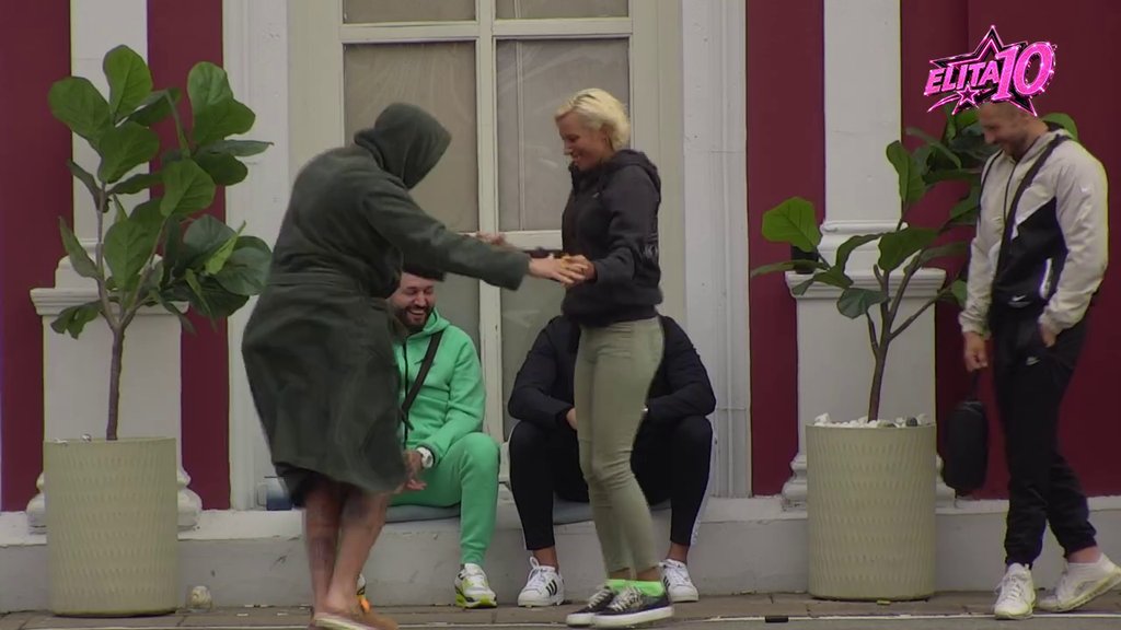 ENERGIJA EKSPLODIRALA U BELOJ KUĆI: Karić i Jasenka zaigrali nasred dvorišta, pozitivno ludilo zahvatilo celu ekipu (VIDEO) – ekipa u Zadruzi