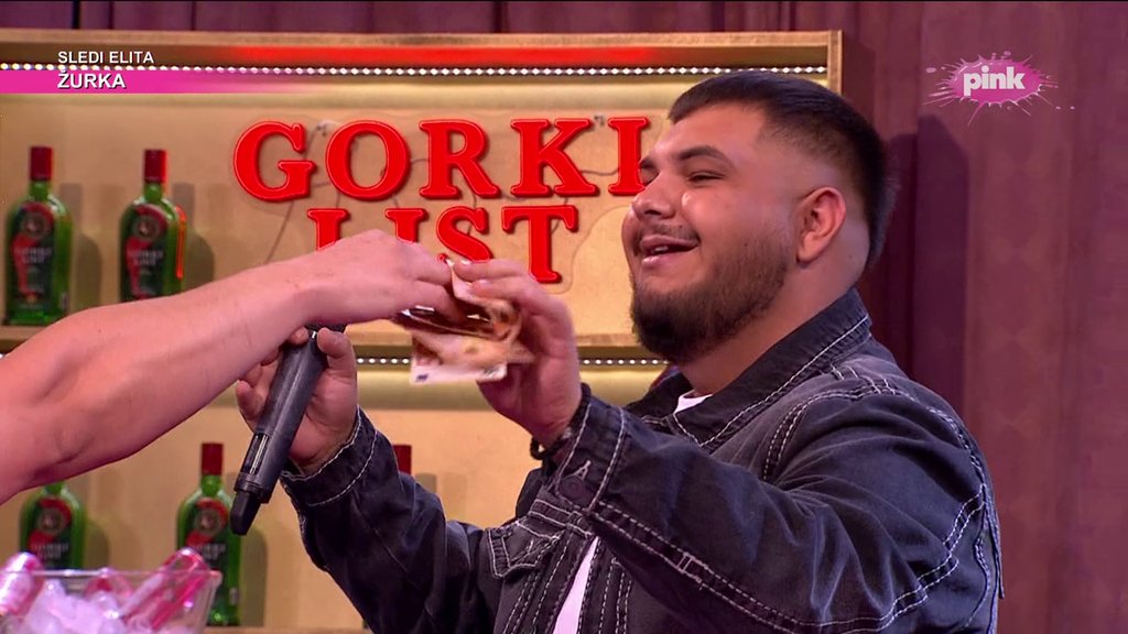 NOVAC LETA STUDIO: Desingerica čašćavao Đorđa Jovanovića devizama uživo u emisiji Ami G Show (FOTO) – devize u emisiji Ami G Show