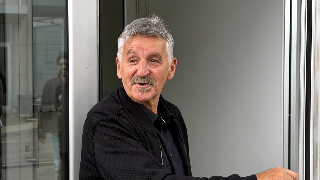OPKOLILE GA OBOŽAVATELJKE NA SNIMANJU: Dragan Stojković Bosanac stigao među prve, žene ga dočekale s osmehom (FOTO) (VIDEO) – Bosanac Pinkove zvezde