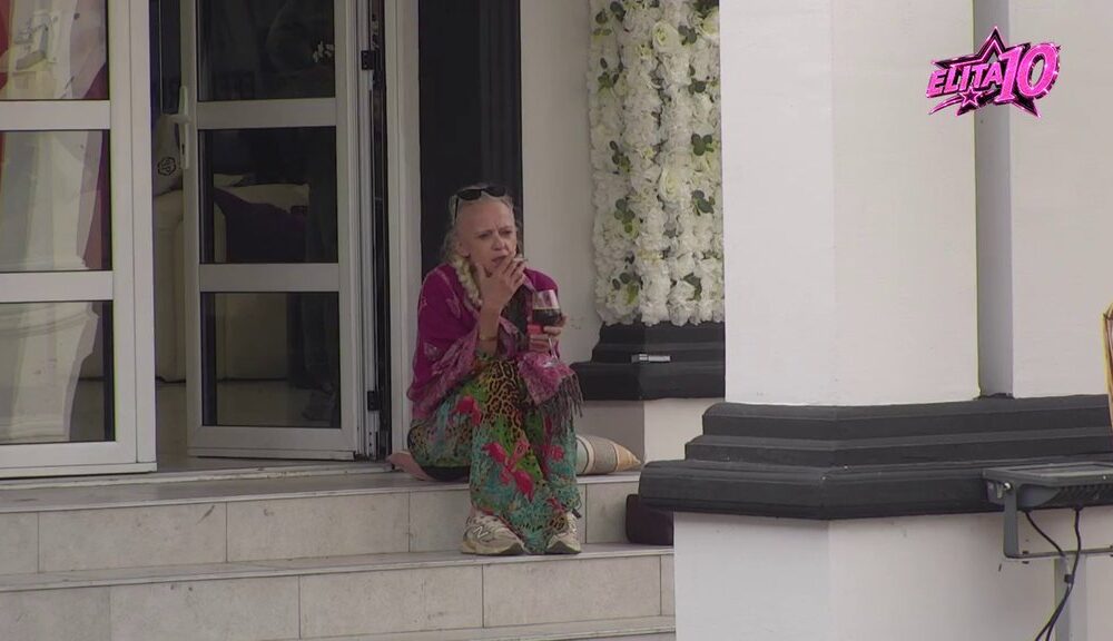 SAMA NA STEPENIŠTU, KAFU PIJE IZ ČAŠE ZA VINO: Bebi Dol odabrala neobičan početak dana u Eliti, cimeri tek kasnije dolaze (VIDEO) – Bebi Dol kafa
