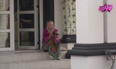 SAMA NA STEPENIŠTU, KAFU PIJE IZ ČAŠE ZA VINO: Bebi Dol odabrala neobičan početak dana u Eliti, cimeri tek kasnije dolaze (VIDEO) – Bebi Dol kafa