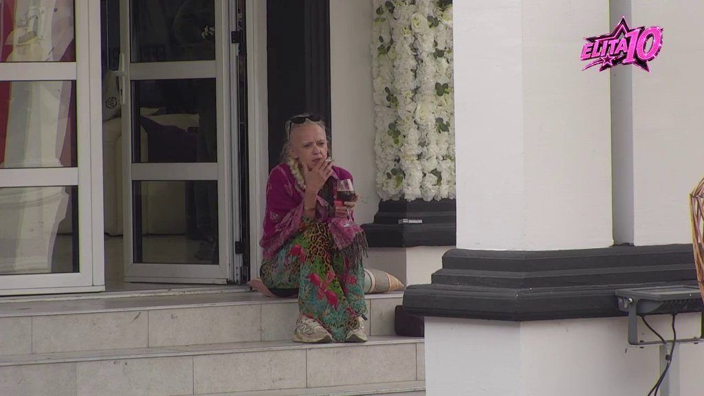 SAMA NA STEPENIŠTU, KAFU PIJE IZ ČAŠE ZA VINO: Bebi Dol odabrala neobičan početak dana u Eliti, cimeri tek kasnije dolaze (VIDEO) – Bebi Dol kafa