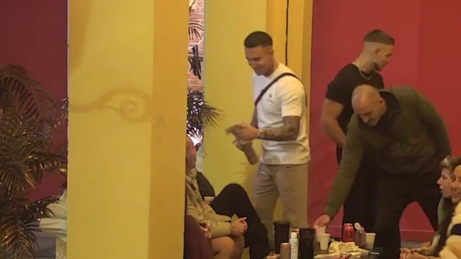 FLERT SE RASPLAMSAVA U BELOJ KUĆI: Anđela Đuričić i Mateja Matijević bez zadrške razmenjuju provokacije, zadrugari ne mogu da veruju (VIDEO) – flert u Eliti