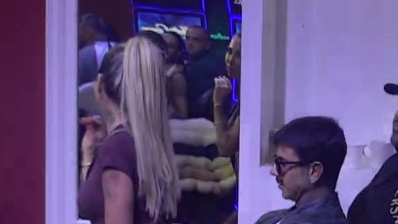 MASKE PADAJU U BELOJ KUĆI: Aneli signalizira Dači da priča sa Carem, svi gledaju u jedan trenutak (VIDEO)