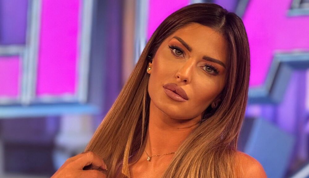 ANA RADULOVIĆ POD STRESOM NAKON PLJAČKE: Voditeljki Pinka obijen džip tokom večernjeg izlaska, čekaju se snimci sa kamera (FOTO) – napad u Beogradu