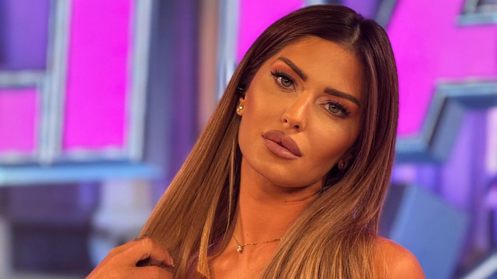 ANA RADULOVIĆ POD STRESOM NAKON PLJAČKE: Voditeljki Pinka obijen džip tokom večernjeg izlaska, čekaju se snimci sa kamera (FOTO) – napad u Beogradu