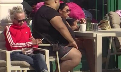 DOK SVI GORE OD TRAČEVA, ONA KULIRA: Bebi Dol uživa u sunčanom jutru uz kaficu i cigaru, ništa je ne može poremetiti (VIDEO) – Bebi Dol u Eliti