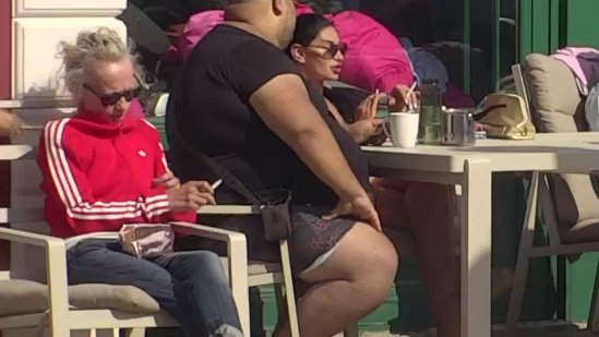 DOK SVI GORE OD TRAČEVA, ONA KULIRA: Bebi Dol uživa u sunčanom jutru uz kaficu i cigaru, ništa je ne može poremetiti (VIDEO) – Bebi Dol u Eliti