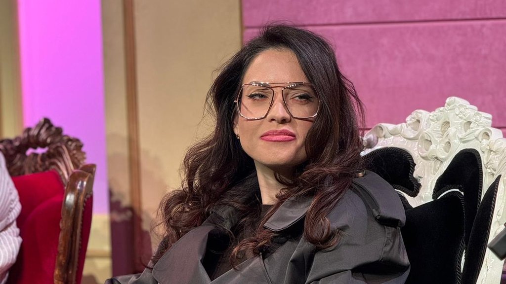 IZDANJE KOJE JE ZAPALILO MREŽE: Mirka Vasiljević pokazala figuru posle četiri porođaja, komentari ne prestaju (FOTO)