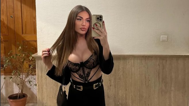 KONTRAST KOJI JE POKRENUO RASPRAVU NA MREŽAMA: Transrodna Srpkinja Nikolina Kovačević posetila manastir u Šumadiji, reakcije ne prestaju (FOTO) – transrodna influenserka Nikolina Kovačević