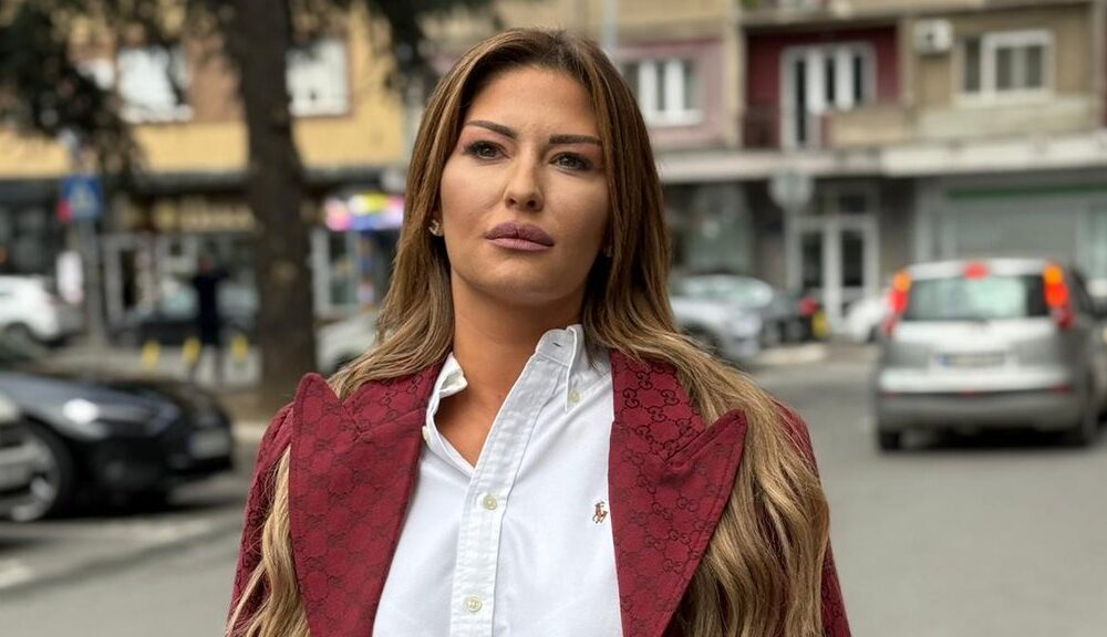 NEPRIJATNO IZNENAĐENJE ZA ANU RADULOVIĆ: Voditeljki Pinka obili džip ispred lokala u Beogradu, lopovi odneli sve stvari (FOTO) – napad u Beogradu
