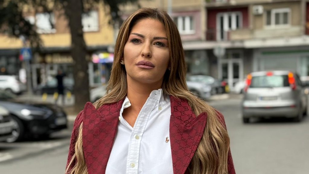 NEPRIJATNO IZNENAĐENJE ZA ANU RADULOVIĆ: Voditeljki Pinka obili džip ispred lokala u Beogradu, lopovi odneli sve stvari (FOTO) – napad u Beogradu