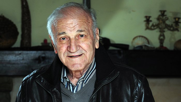 PREOKRET POSLE GODINA ČEKANJA: Bata Živojinović konačno počiva pored supruge, evo šta je sin otkrio (FOTO) – premeštanje posmrtnih ostataka Bate Živojinovića