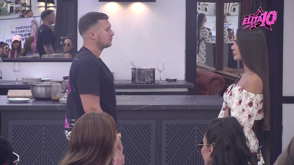 TOTALNA POMETNJA ZA STOLOM: Anđela i Karić posle dužeg vremena oči u oči, napetost u Eliti raste (VIDEO)