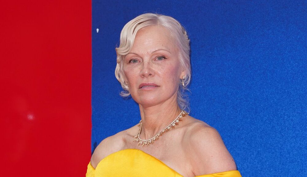 Pamela Anderson iznenadila glamuroznim povratkom šminke na događaju u Milanu – upečatljiv makeup