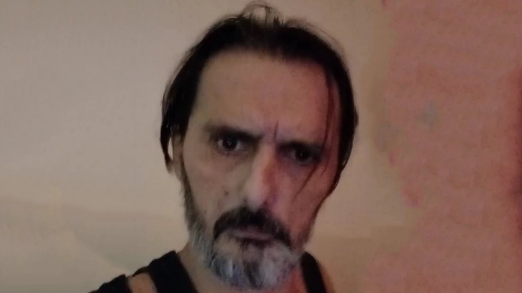 DRAMA NA BINI U MAKARSKOJ: Goran Bare iznenada izveden sa scene, publika ostala bez odgovora (VIDEO)