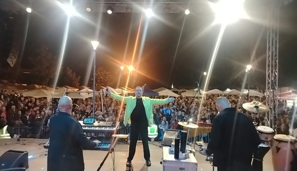 KEBA PODIGAO KOCELJEVU NA NOGE: Folk as nastavio koncertni pohod posle spektakla na Tašmajdanu, publika ga dočekala pesmom (FOTO) – koncert Keba Koceljeva