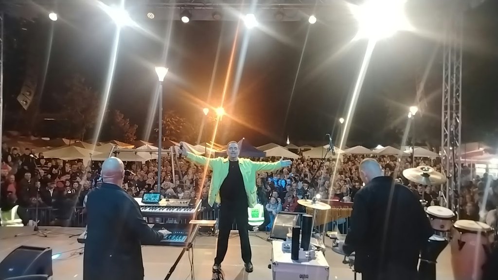 KEBA PODIGAO KOCELJEVU NA NOGE: Folk as nastavio koncertni pohod posle spektakla na Tašmajdanu, publika ga dočekala pesmom (FOTO) – koncert Keba Koceljeva