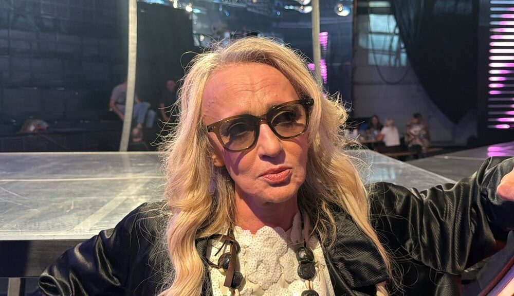 MASKE PADAJU U KOMŠILUKU BEBI DOL: Komšinica otkrila nepoznate detalje iz privatnog života pevačice, a sve oči su sada uprte u Elitu (FOTO)