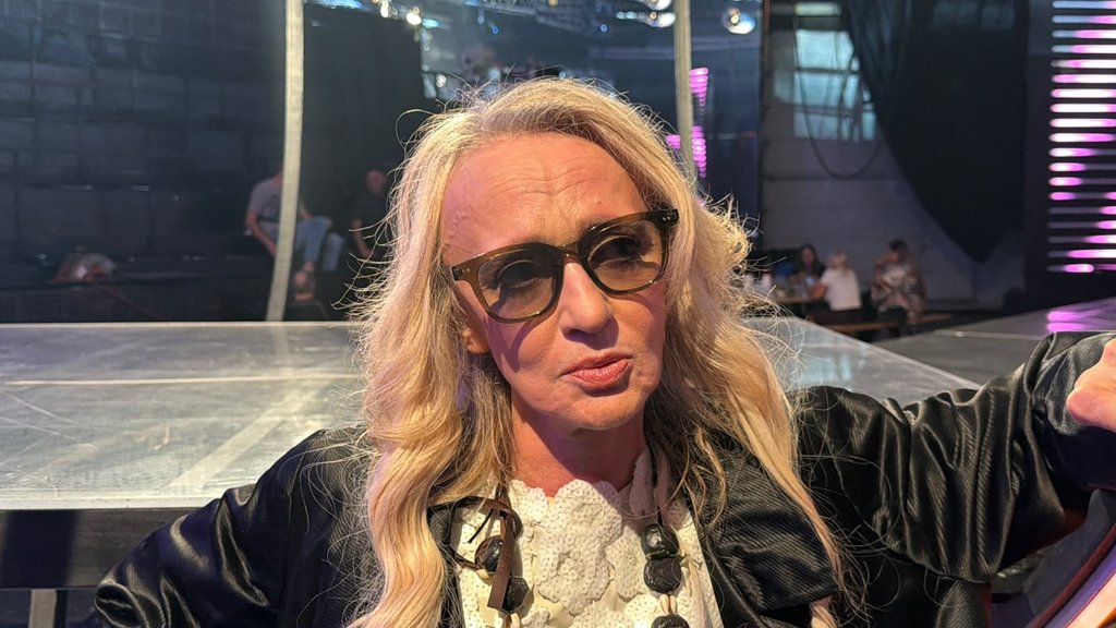 MASKE PADAJU U KOMŠILUKU BEBI DOL: Komšinica otkrila nepoznate detalje iz privatnog života pevačice, a sve oči su sada uprte u Elitu (FOTO)