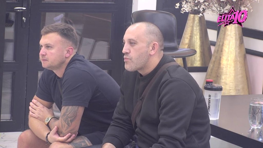 NERVOZA RASTE PRED SPEKTAKL: Milan Popov sa nestrpljenjem čeka svoj nastup u Beloj kući, cimeri budno prate svaki njegov pokret (VIDEO) – Milan Popov u Beloj kući